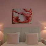Groom - Jacuzzi & Champagne Apartment
