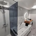 Groom - Jacuzzi & Champagne Appartement