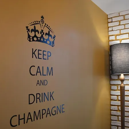 Lägenhet Groom - Jacuzzi & Champagne