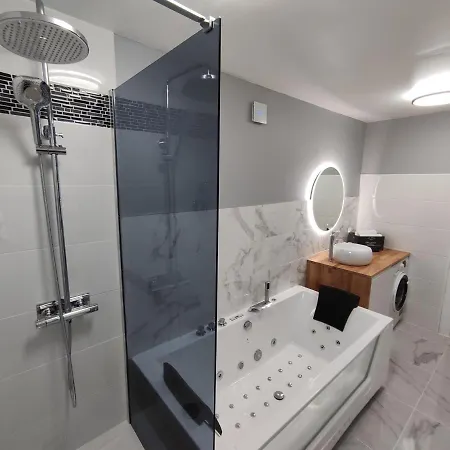 Groom - Jacuzzi & Champagne Apartment