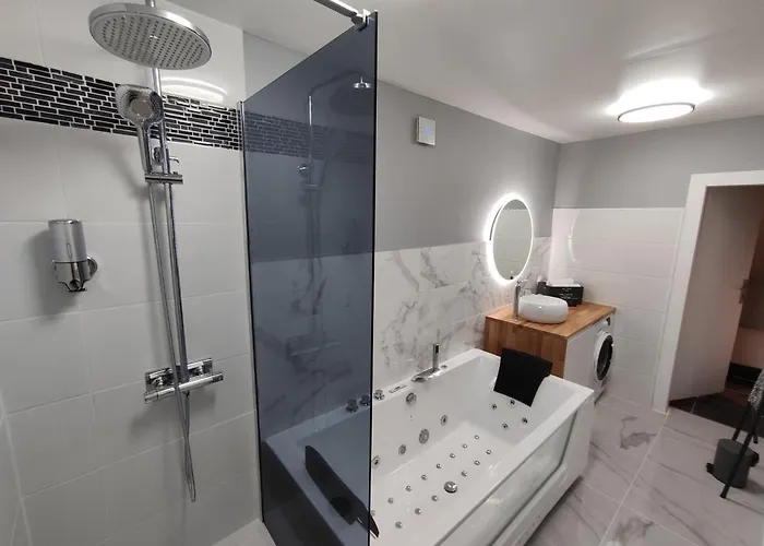 Groom - Jacuzzi & Champagne Apartment