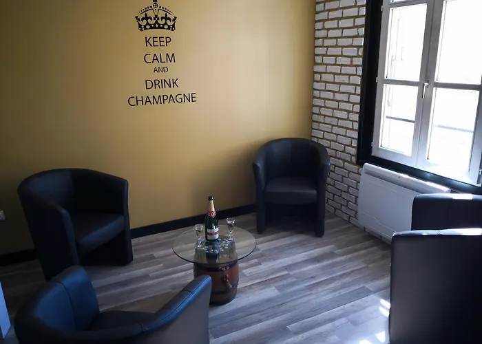 Groom - Jacuzzi & Champagne Apartment