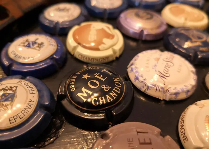 Groom - Jacuzzi & Champagne Apartment